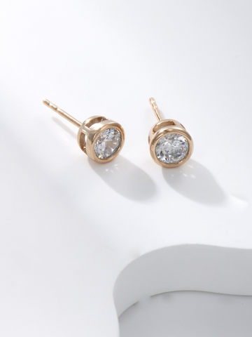 A pair of simple all-match super flash set zirconia cubic zirconia earrings round single stone bone stud simple cold air earrings